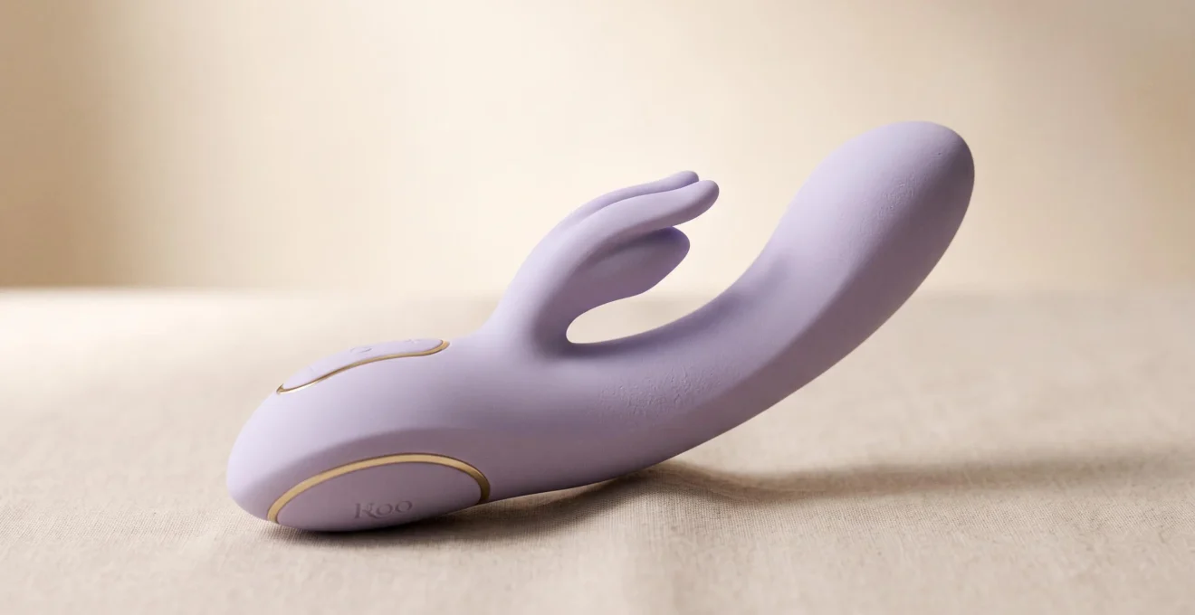 Vibromasseur de type rabbit au design moderne et ergonomique, couleur pastel, présenté sur fond neutre